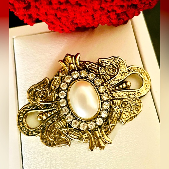 Vintage Renaissance Style Pearl and Rhinestone Gold Brass Brooch - Picture 5 of 9